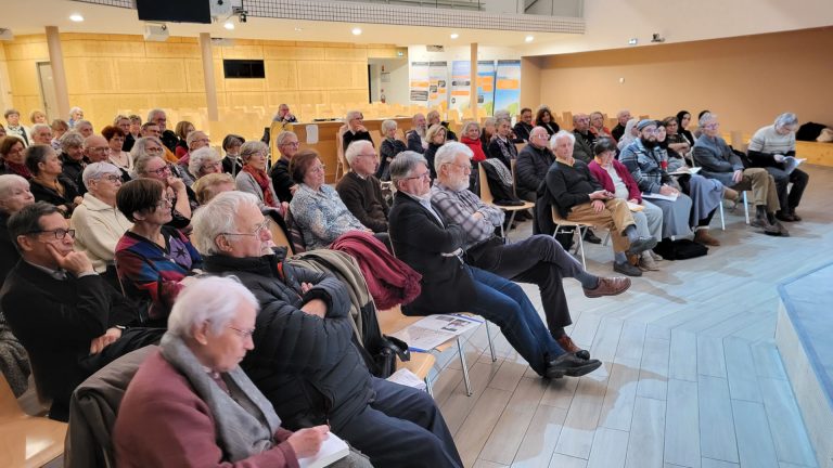 Riche auditoire pour la conférence à trois voix du jeudi soir.