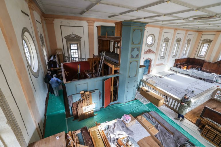 Vue plongeante sur l'intérieur du temple et l'orgue © Lionel Vadam